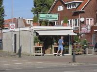 908329 Gezicht op Wouts Bloemenshop (W.A. Vultostraat 1) te Utrecht.